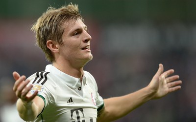 华体会-三笘薰进球后拥抱母亲